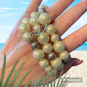 EUC. Women’s Faux Pearl &Brushed Pale Gold Bead Stretch Bracelet. Triple Strand.